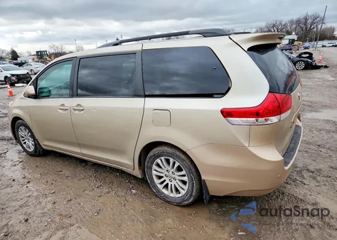2013 Toyota Sienna Xle z USA, uszkodzony, nr VIN 5TDYK3DC5DS387859